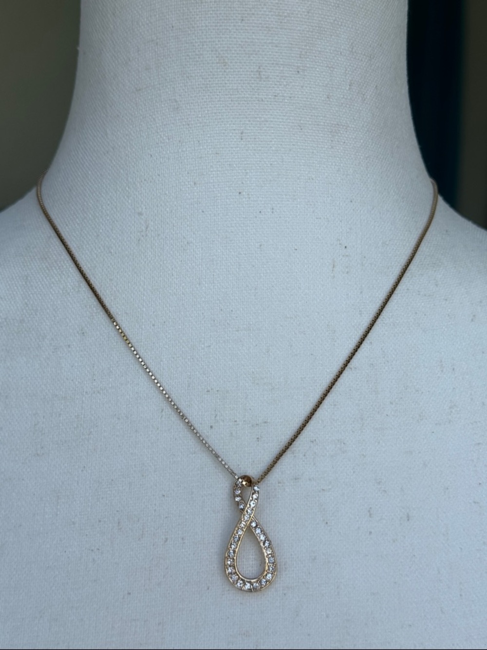 Anne Klein, dainty pendant necklace - NWOT